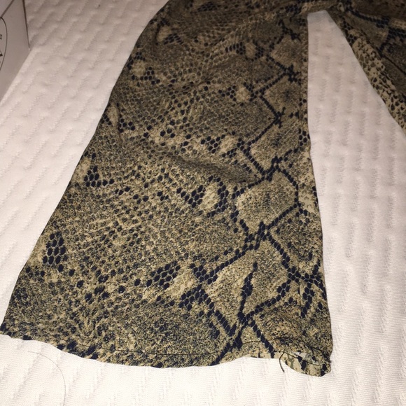 Snake print v neck choker top M - Picture 4 of 4